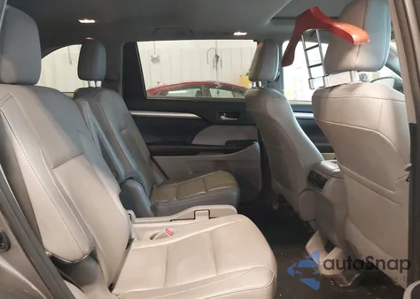 2018 Toyota Highlander Xle z USA, uszkodzony, nr VIN 5TDJZRFHXJS543558